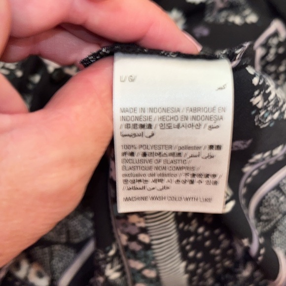 Style & Co ladies blouse, 3/4 gathered sleeve, a line flowing hem, black pattern - Picture 8 of 8